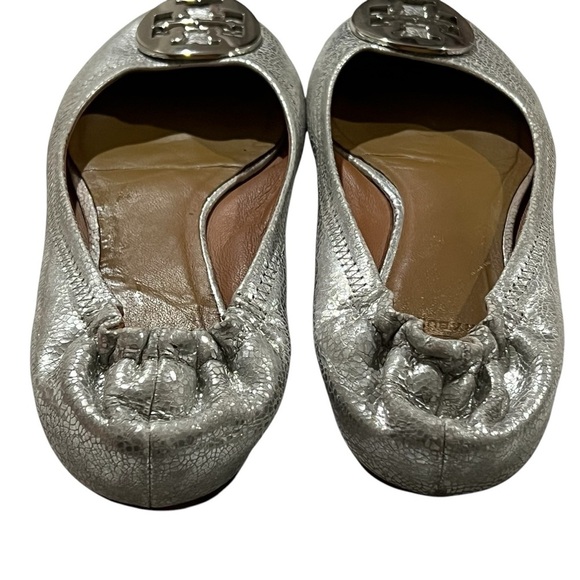 Tory Burch Size 7.5 Silver Metallic Logo Emblem Ballet Flats - Picture 3 of 8